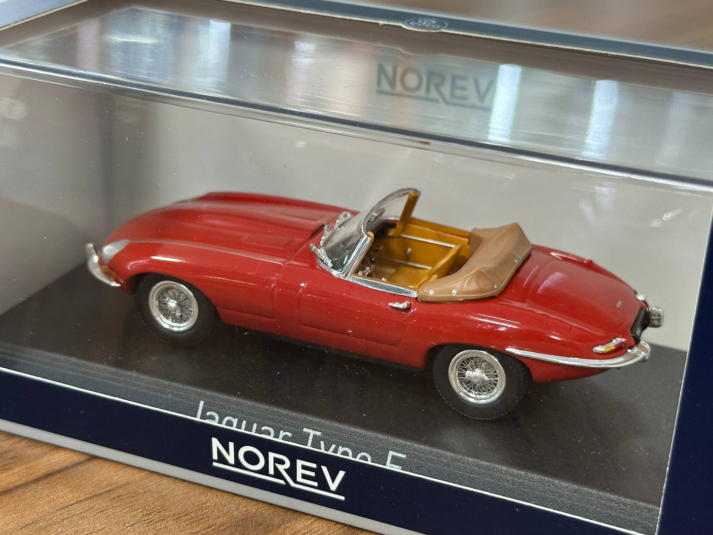 Norev Jaguar E-Type Cabriolet (1961) – Carmin Red – 1:43 Diecast Model