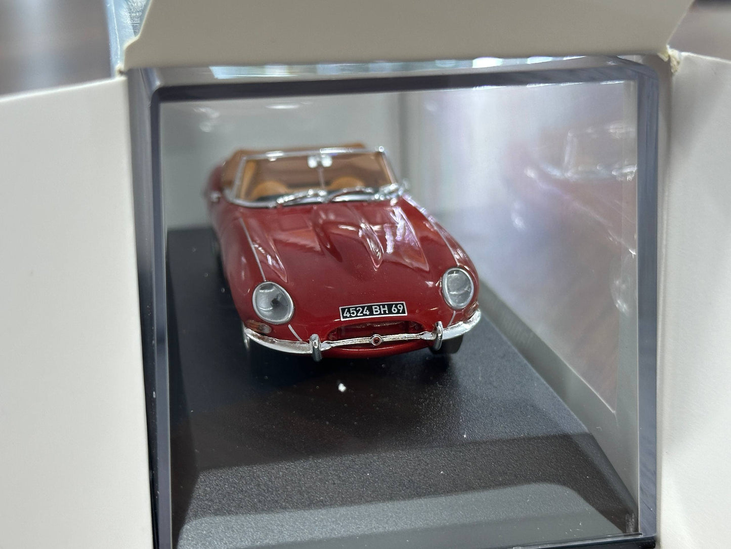 Norev Jaguar E-Type Cabriolet (1961) – Carmin Red – 1:43 Diecast Model
