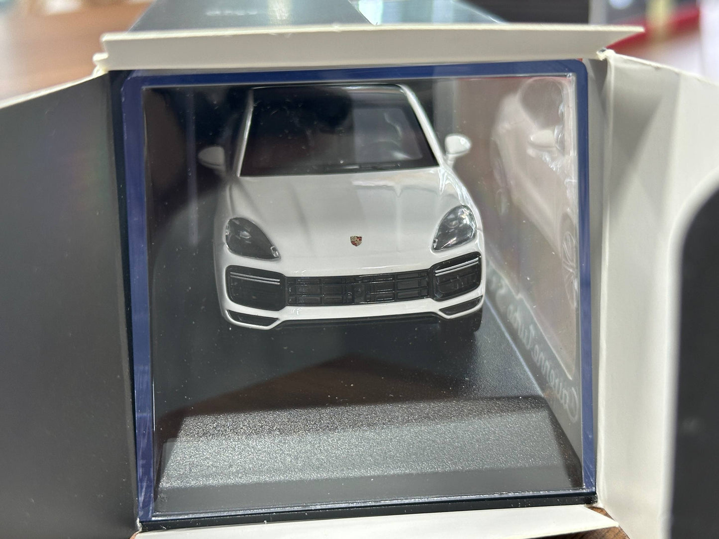 Norev Porsche Cayenne Turbo S E-Hybrid Coupé – White – 1:43 Diecast Model