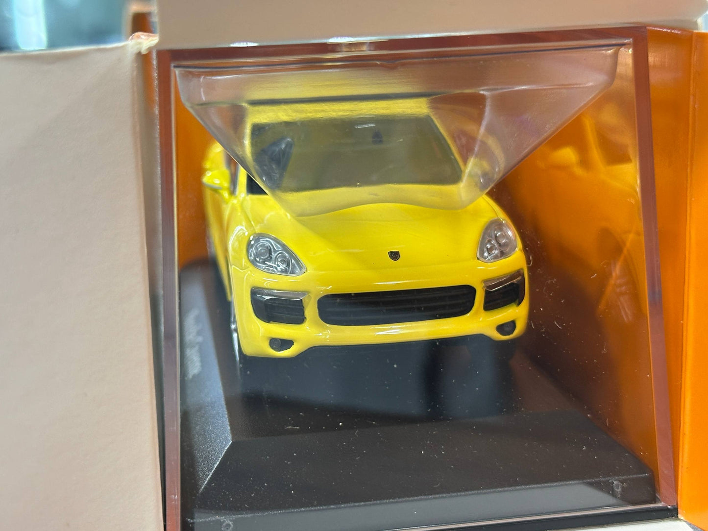 1/43 Diecast Maxichamps Porsche Cayenne 2014 in Yellow