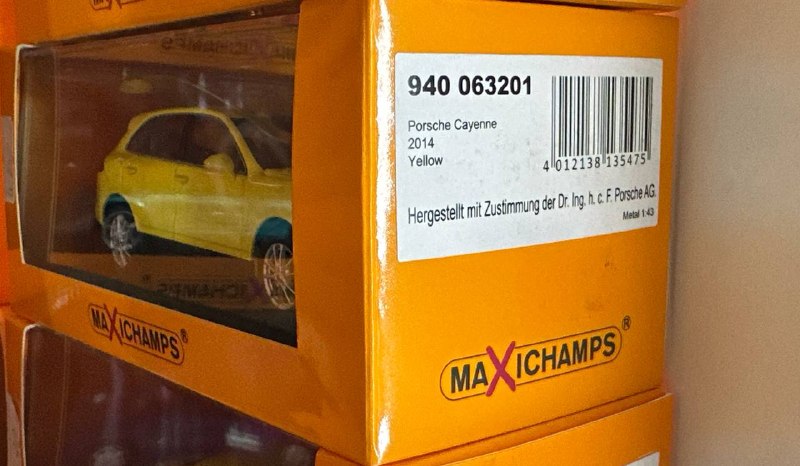1/43 Diecast Maxichamps Porsche Cayenne 2014 in Yellow