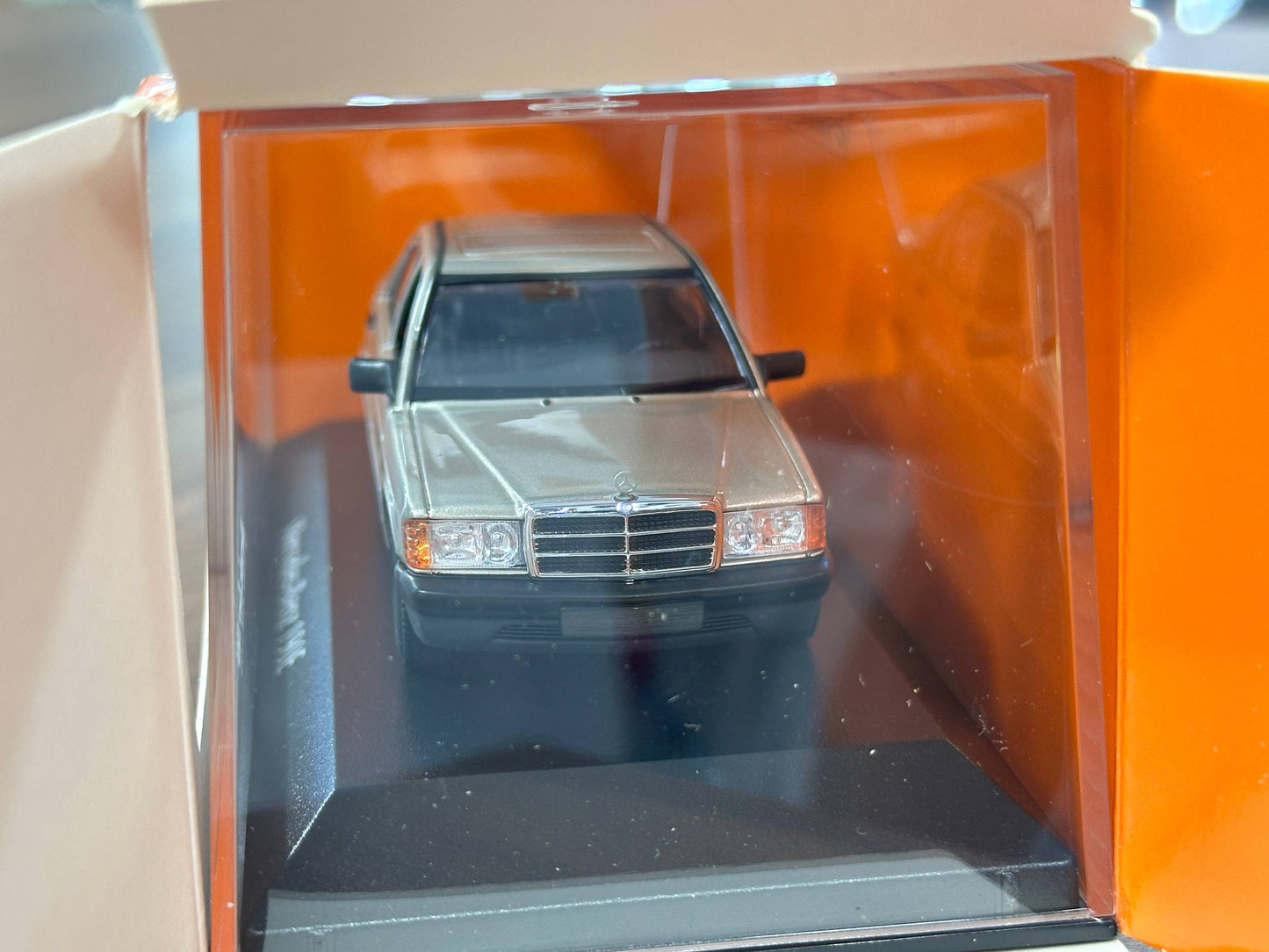 1/43 Diecast Maxichamps Mercedes-Benz 190E 1984 in Silver Metallic