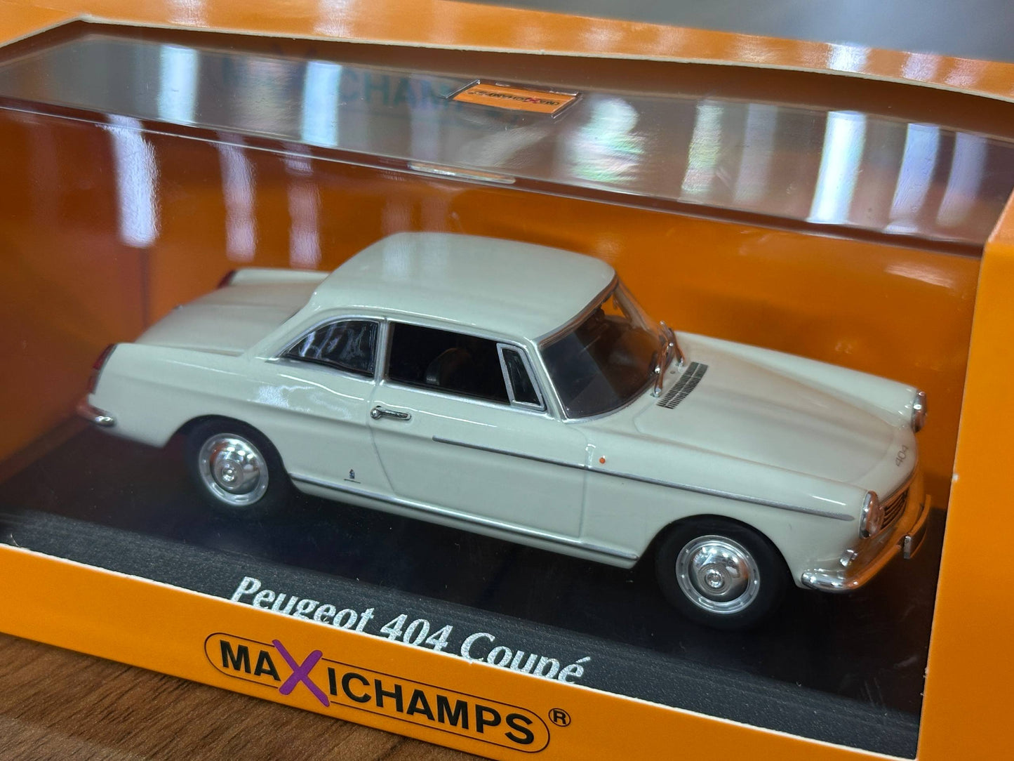 1/43 Diecast Maxichamps Peugeot 404 Coupe 1962 in White