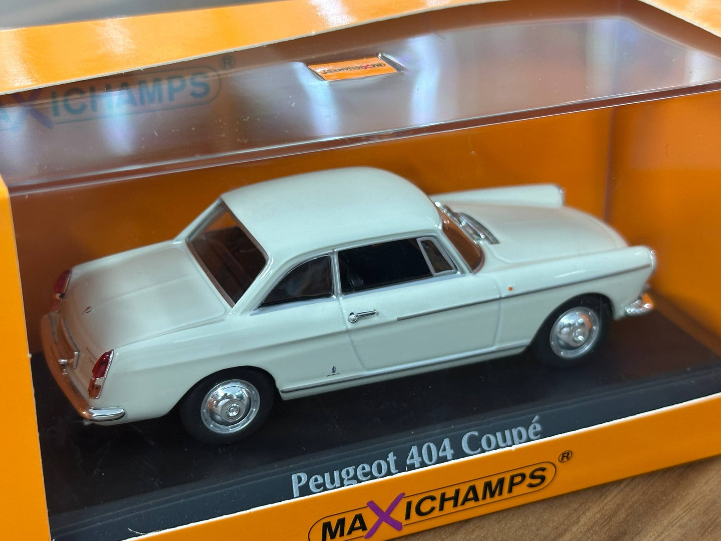 1/43 Diecast Maxichamps Peugeot 404 Coupe 1962 in White