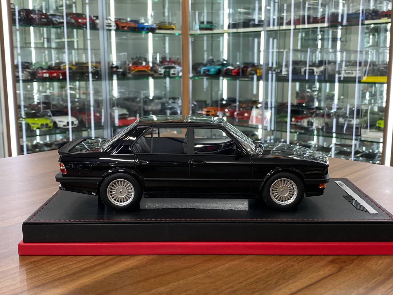 1/18 Resin Auto Barn BMW M5 E28 1986 Black Limited - 60 pcs