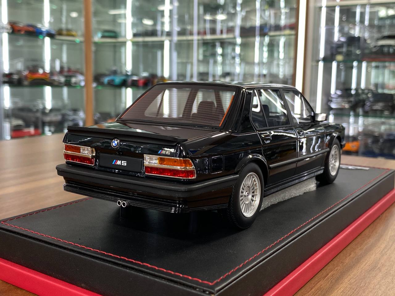 1/18 Resin Auto Barn BMW M5 E28 1986 Black Limited - 60 pcs