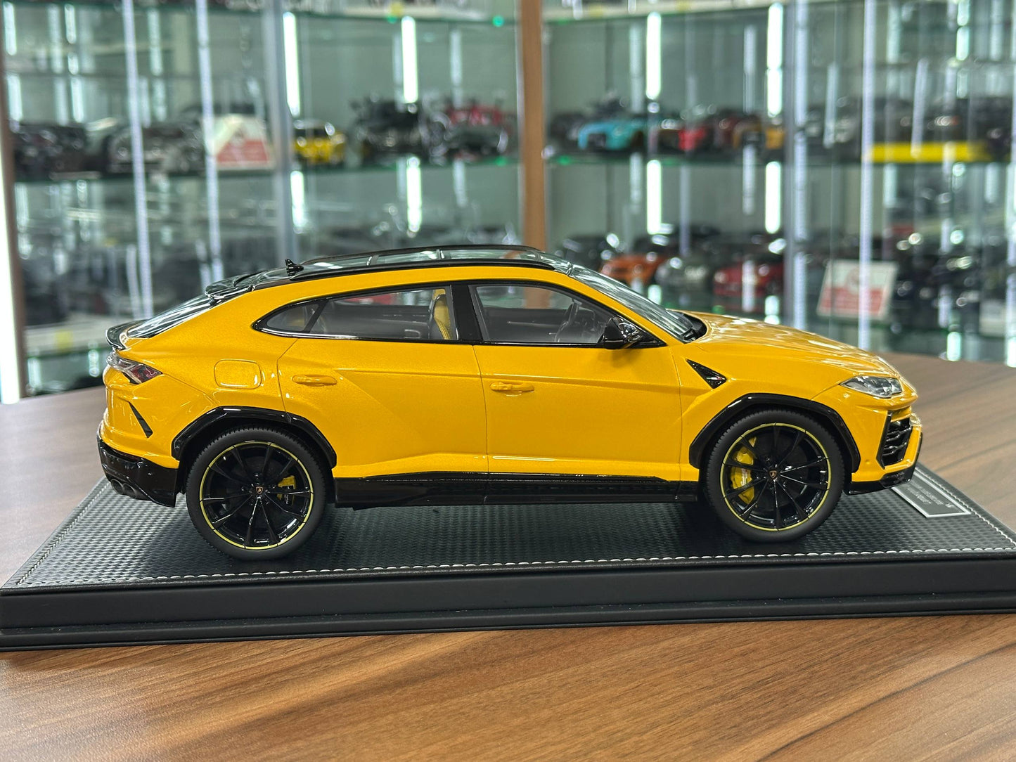 1/18 Resin Lamborghini URUS – MR Collection Model (Special Made, Yellow Gold)