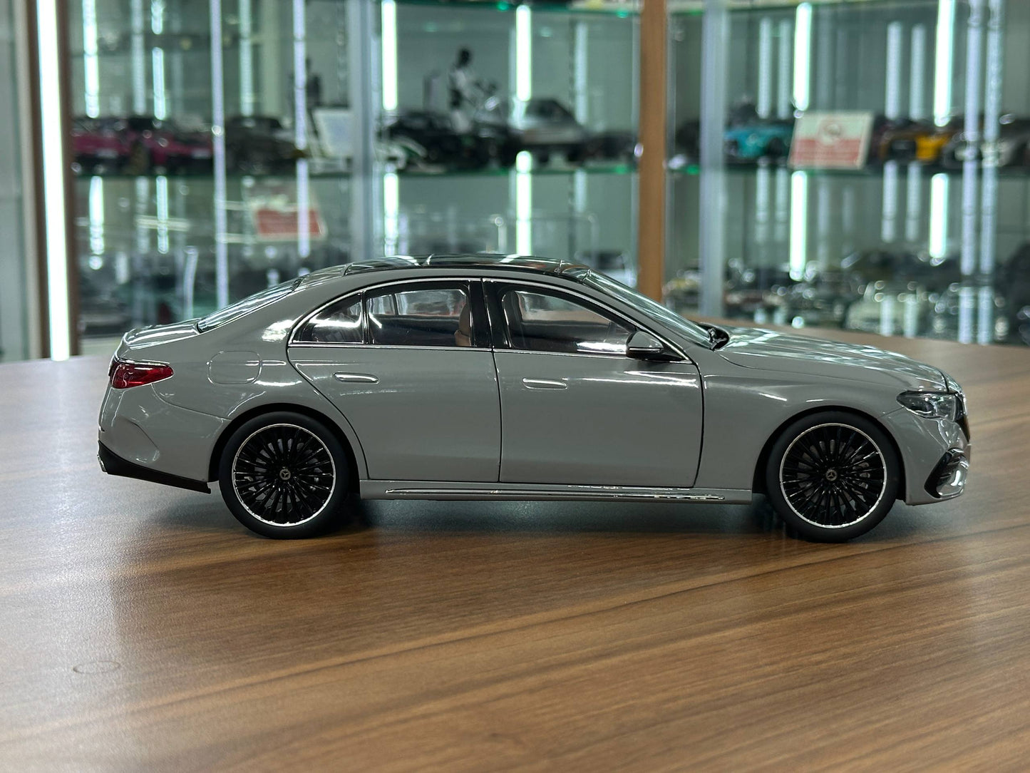 1/18 Diecast Mercedes-Benz E-Class E450 W214 2024 – Alpine Grey Solid – iScale Dealer Edition