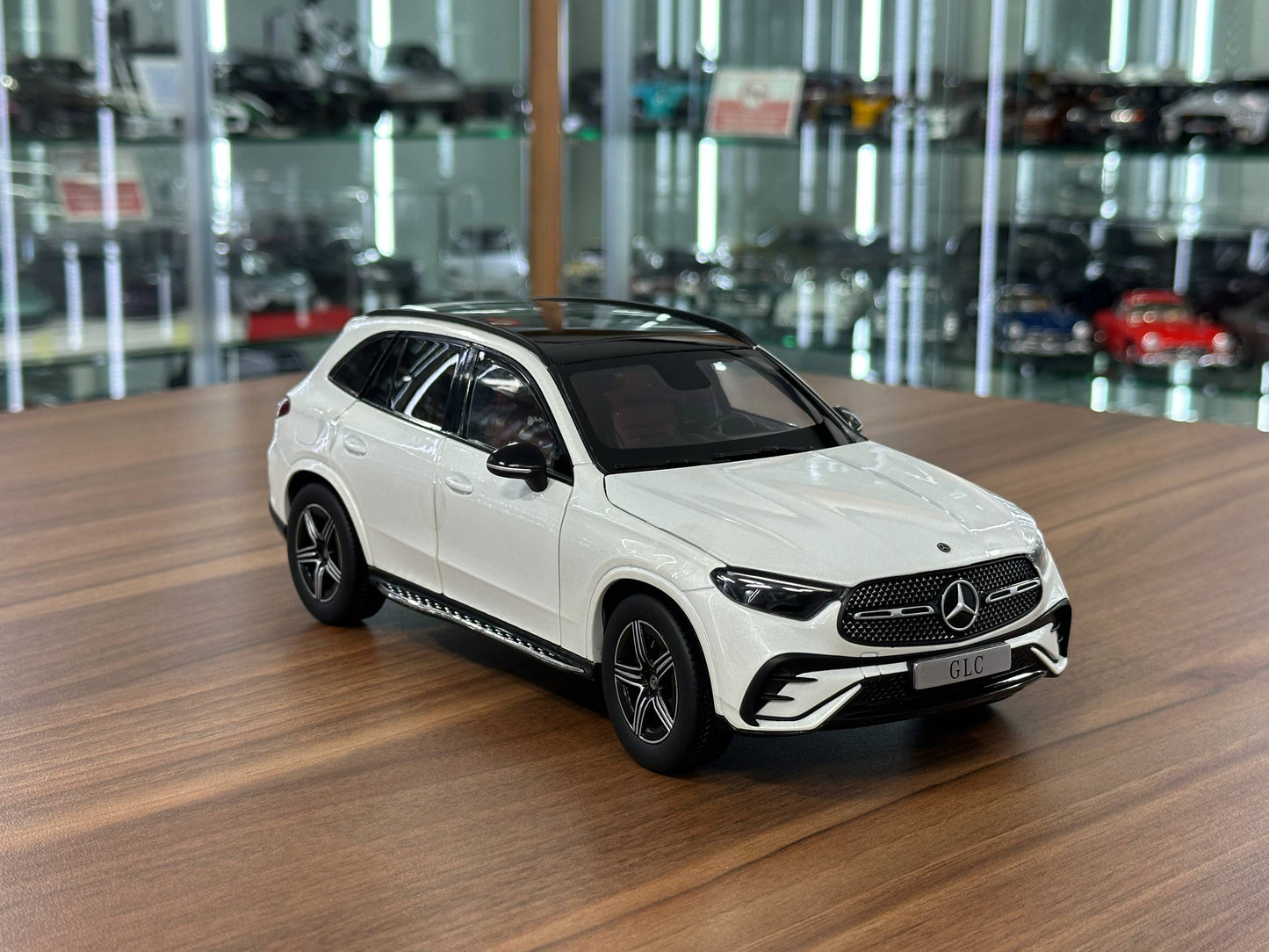 1:18 Diecast iScale Dealer Edition Mercedes-Benz GLC (X254) 2022 – Opalite White – (Full Opening)