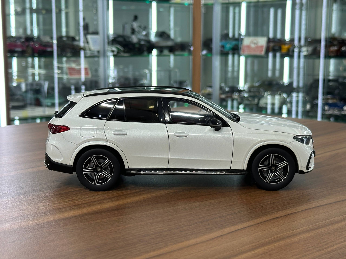 1:18 Diecast iScale Dealer Edition Mercedes-Benz GLC (X254) 2022 – Opalite White – (Full Opening)
