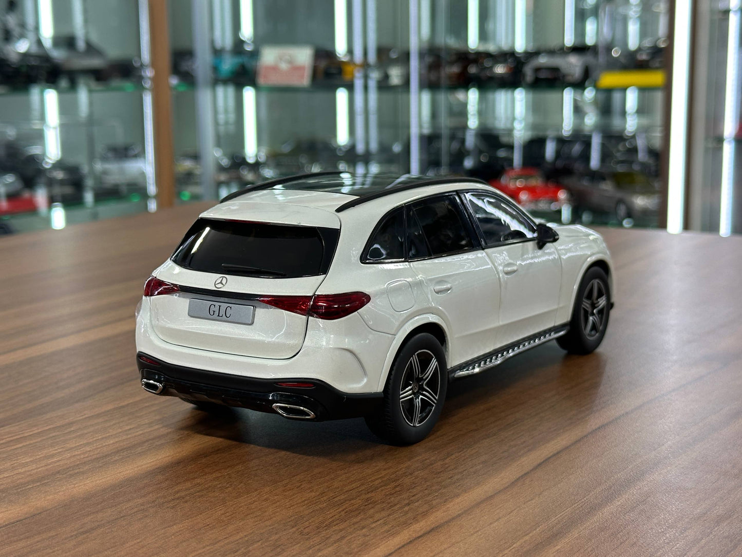 1:18 Diecast iScale Dealer Edition Mercedes-Benz GLC (X254) 2022 – Opalite White – (Full Opening)