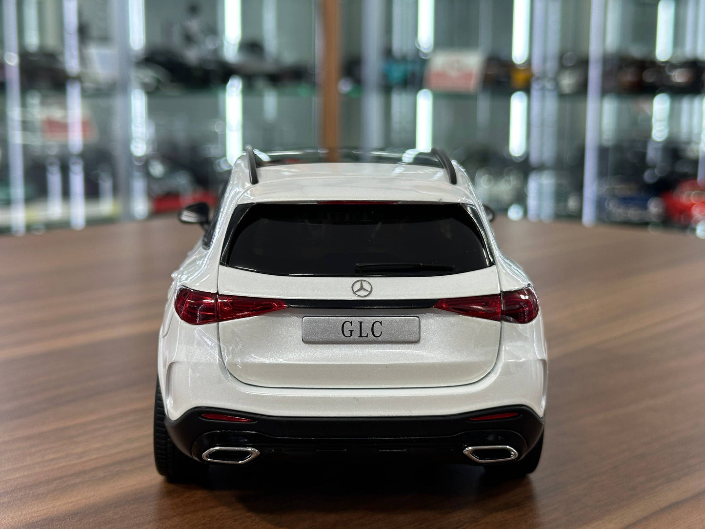 1:18 Diecast iScale Dealer Edition Mercedes-Benz GLC (X254) 2022 – Opalite White – (Full Opening)