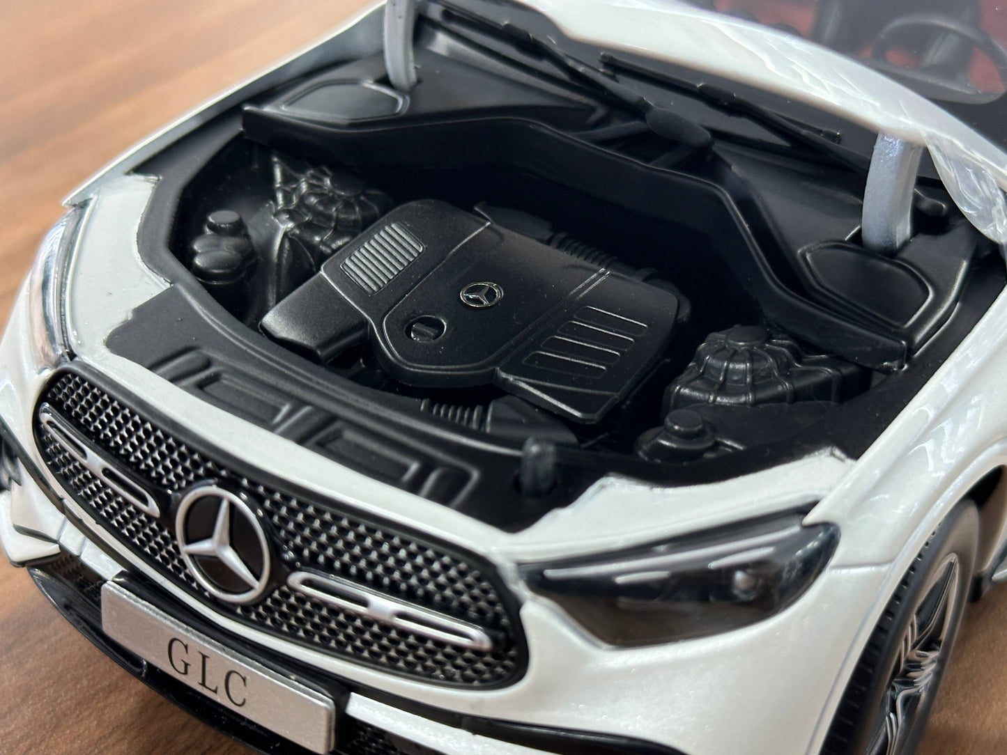 1:18 Diecast iScale Dealer Edition Mercedes-Benz GLC (X254) 2022 – Opalite White – (Full Opening)