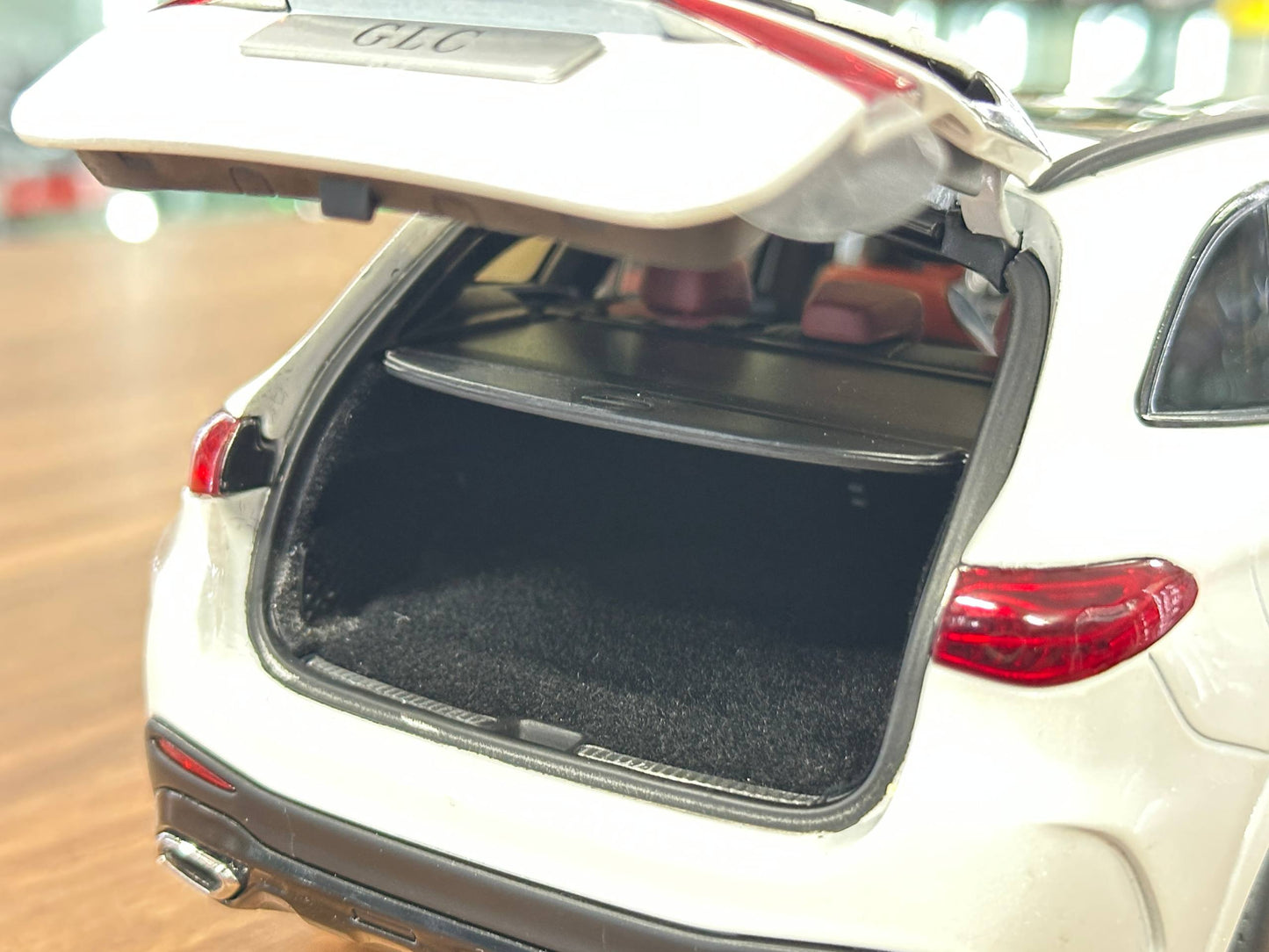 1:18 Diecast iScale Dealer Edition Mercedes-Benz GLC (X254) 2022 – Opalite White – (Full Opening)