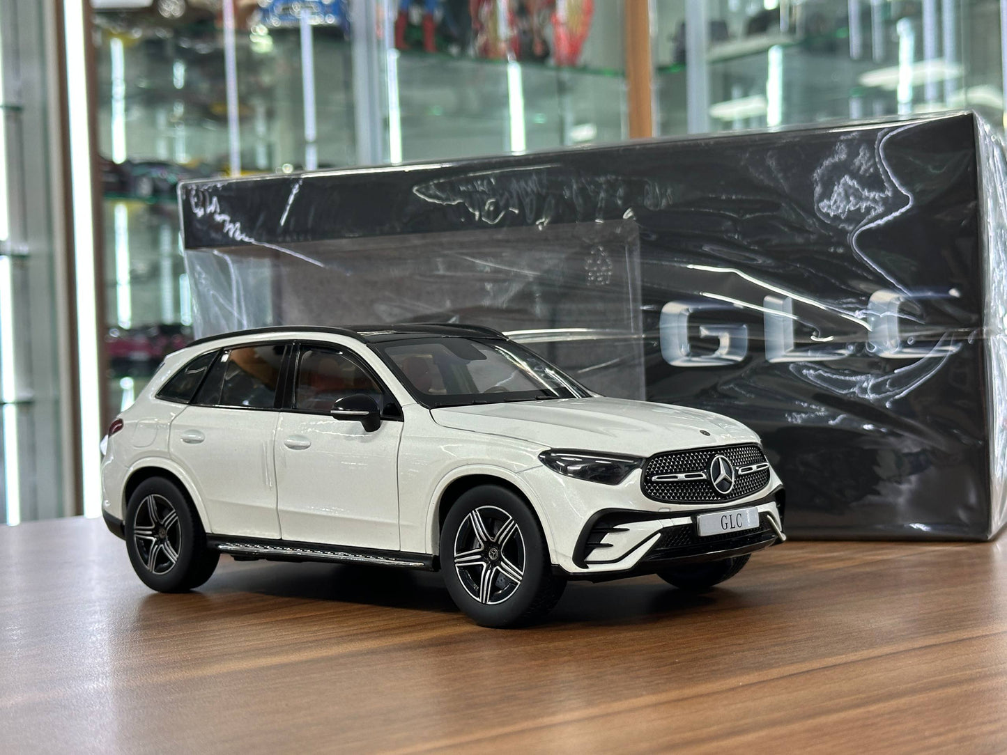 1:18 Diecast iScale Dealer Edition Mercedes-Benz GLC (X254) 2022 – Opalite White – (Full Opening)