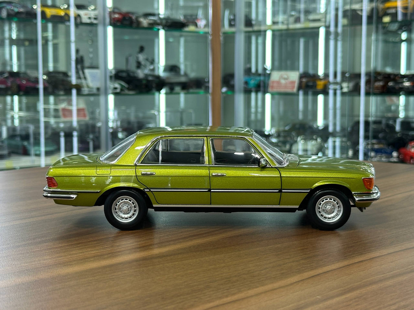 1:18 Diecast Norev Dealer Edition Mercedes-Benz 450 SEL (W116) 1976–1980 – Citrus Green (Full Opening)
