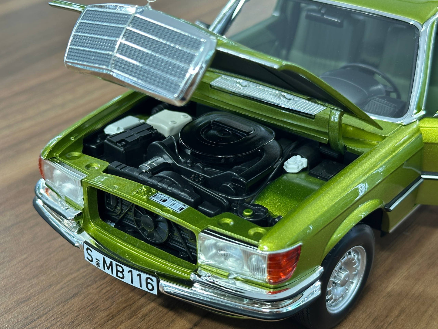 1:18 Diecast Norev Dealer Edition Mercedes-Benz 450 SEL (W116) 1976–1980 – Citrus Green (Full Opening)