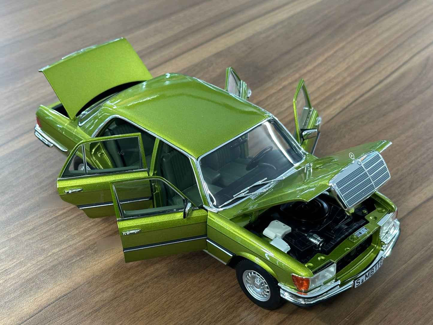 1:18 Diecast Norev Dealer Edition Mercedes-Benz 450 SEL (W116) 1976–1980 – Citrus Green (Full Opening)