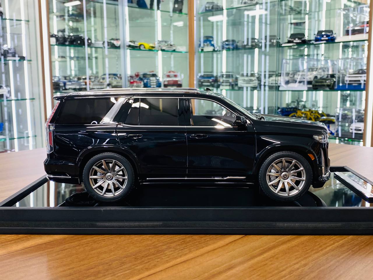 1/18 Resin Cadillac Escalade Black Motorhelix Scale Model Car