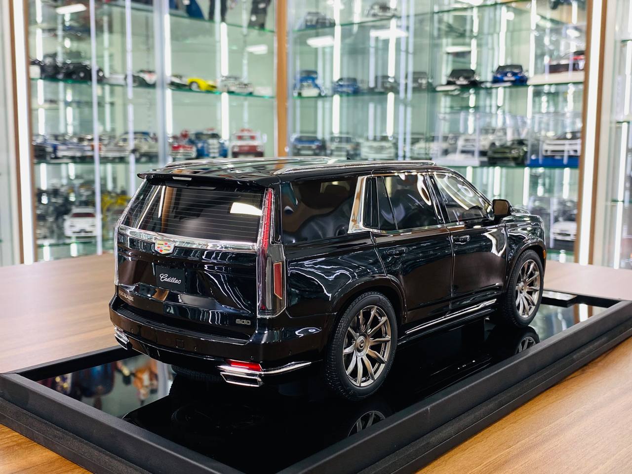 1/18 Resin Cadillac Escalade Black Motorhelix Scale Model Car