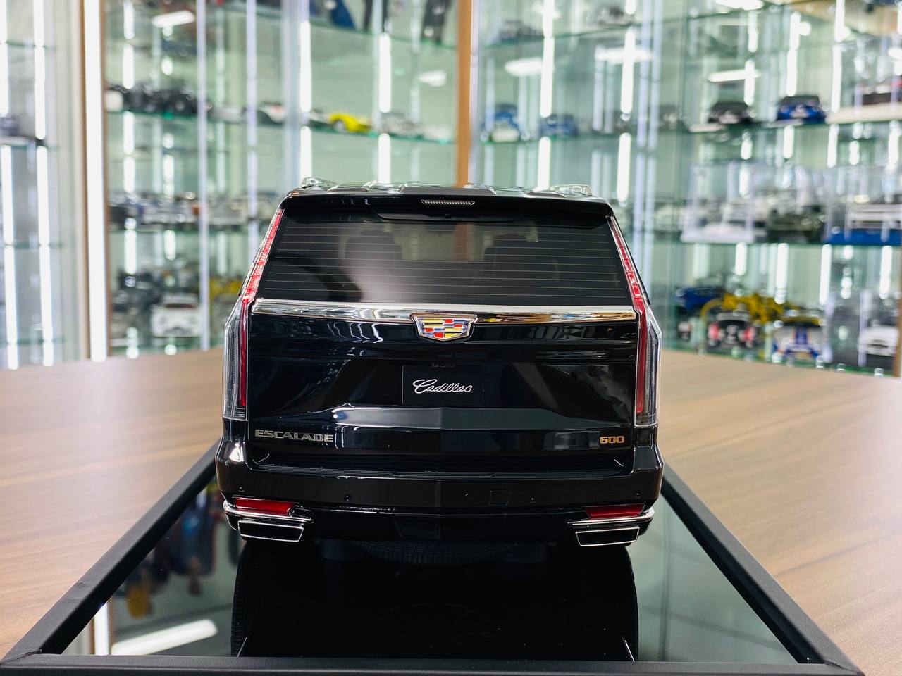 1/18 Resin Cadillac Escalade Black Motorhelix Scale Model Car