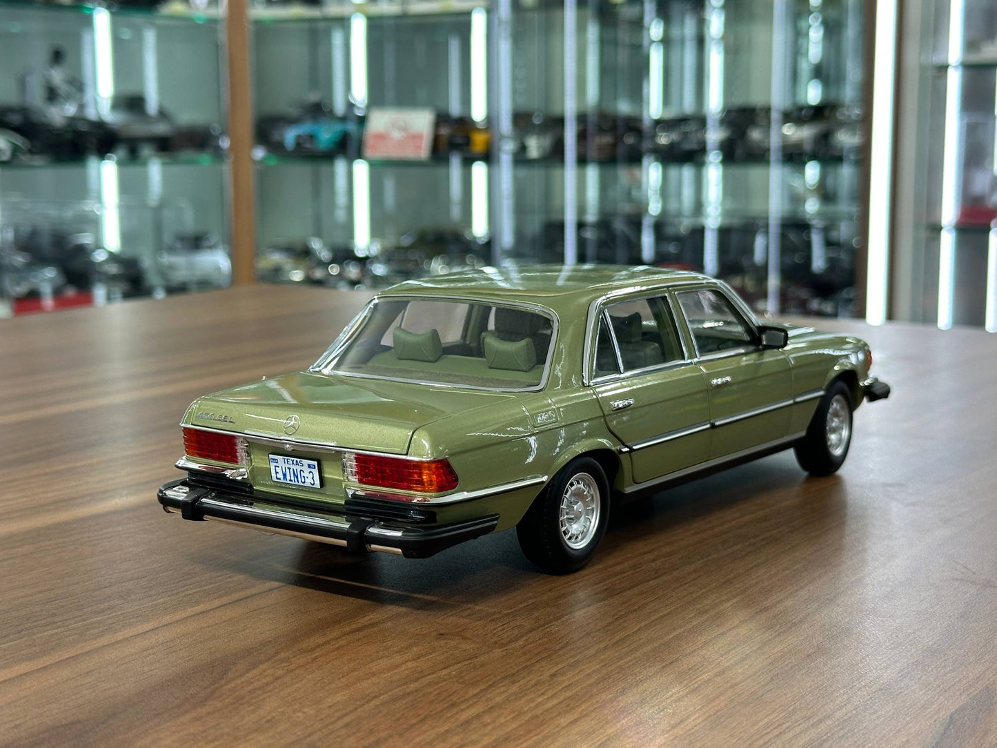 1:18 Diecast Norev Dealer Edition Mercedes-Benz 450 SEL (W126) US TV-Version 1979 – Green (Full Opening)