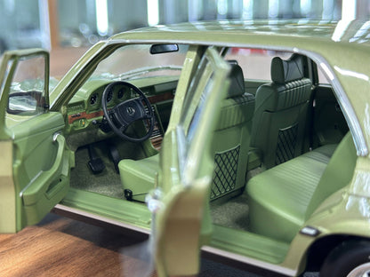 1:18 Diecast Norev Dealer Edition Mercedes-Benz 450 SEL (W126) US TV-Version 1979 – Green (Full Opening)