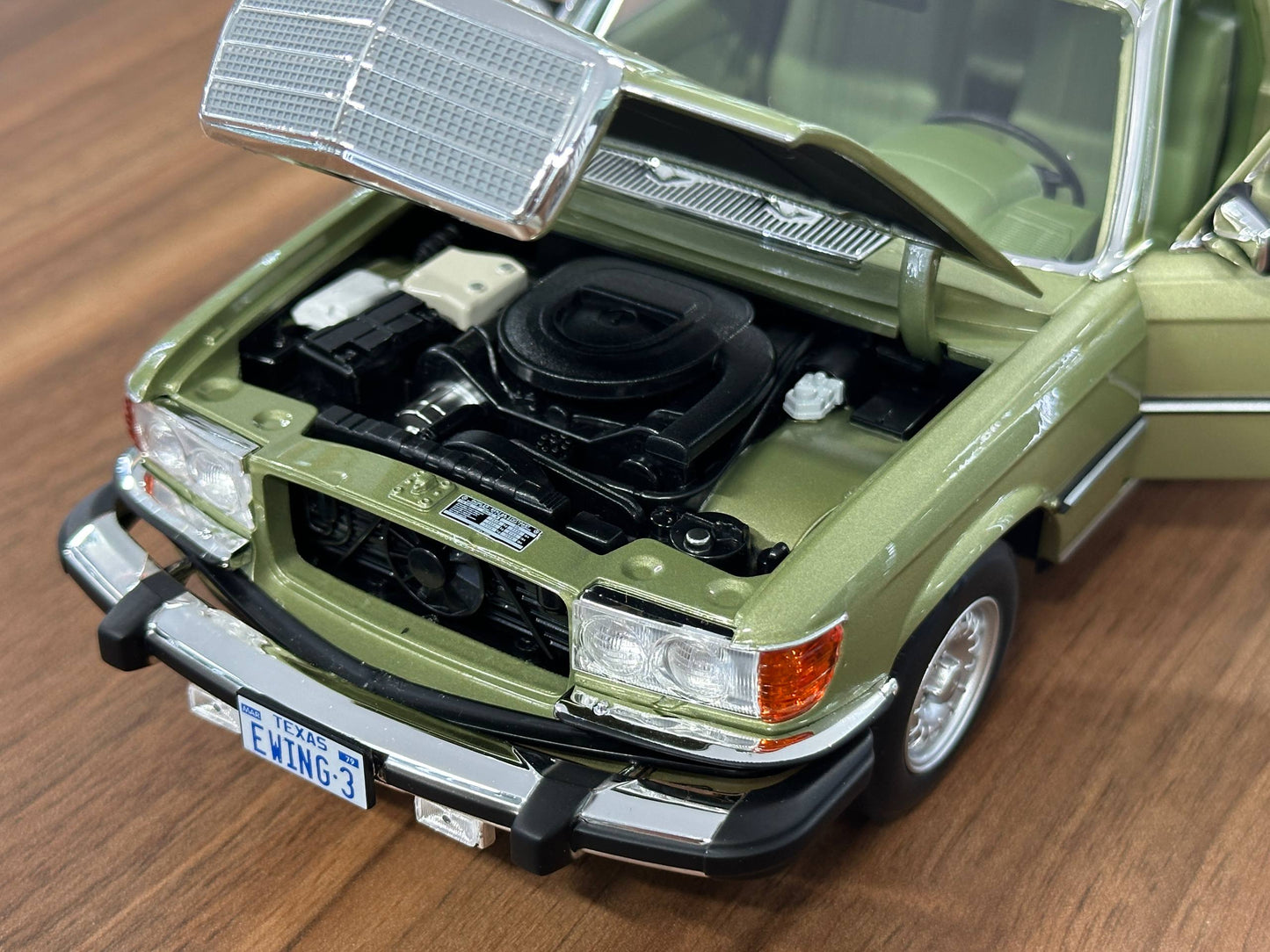 1:18 Diecast Norev Dealer Edition Mercedes-Benz 450 SEL (W126) US TV-Version 1979 – Green (Full Opening)