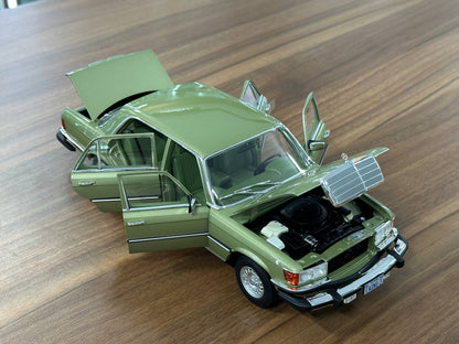 1:18 Diecast Norev Dealer Edition Mercedes-Benz 450 SEL (W126) US TV-Version 1979 – Green (Full Opening)