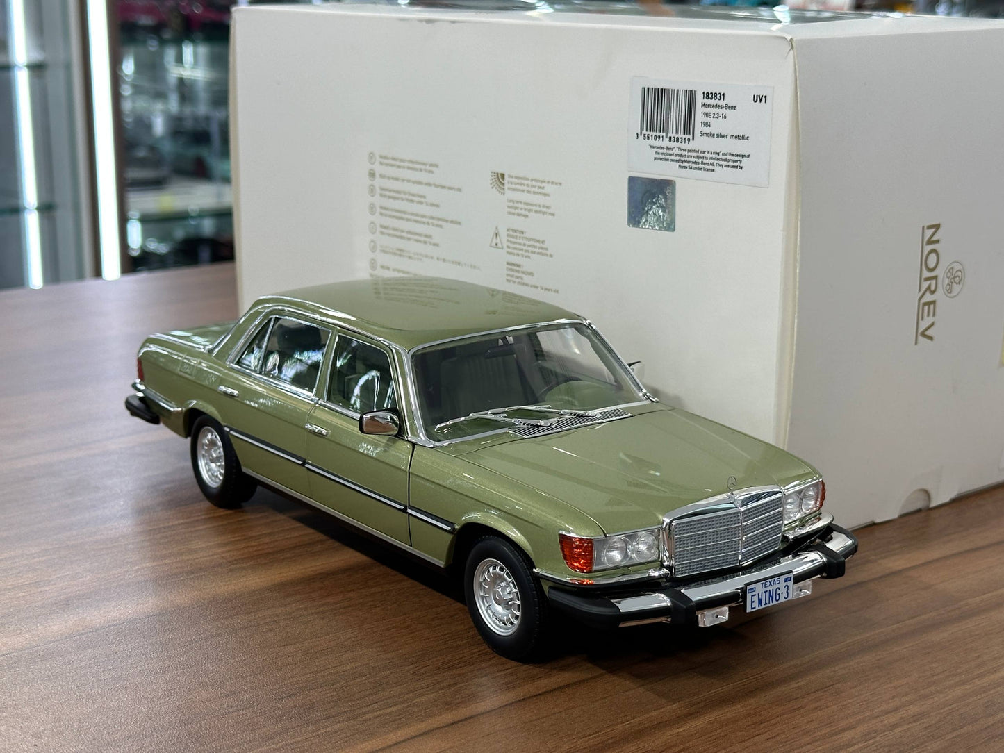1:18 Diecast Norev Dealer Edition Mercedes-Benz 450 SEL (W126) US TV-Version 1979 – Green (Full Opening)