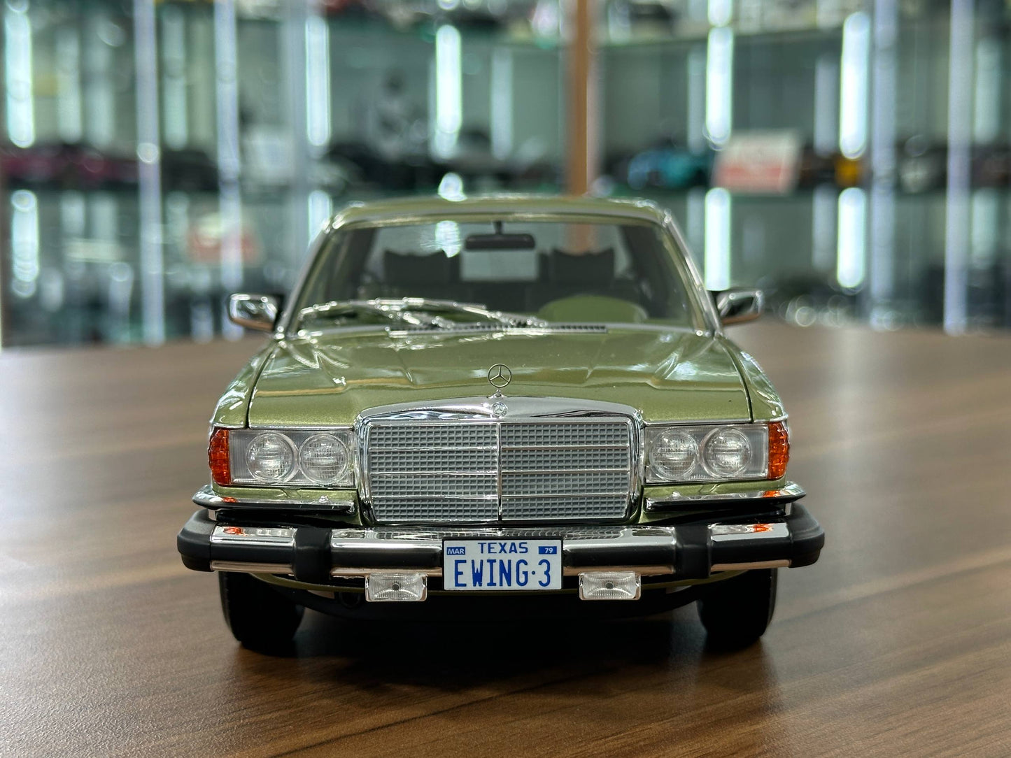 1:18 Diecast Norev Dealer Edition Mercedes-Benz 450 SEL (W126) US TV-Version 1979 – Green (Full Opening)