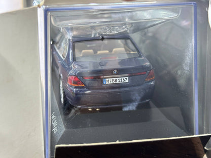 1/43 Diecast Model Minichamps BMW 7 Series 2001 in Blue Metallic
