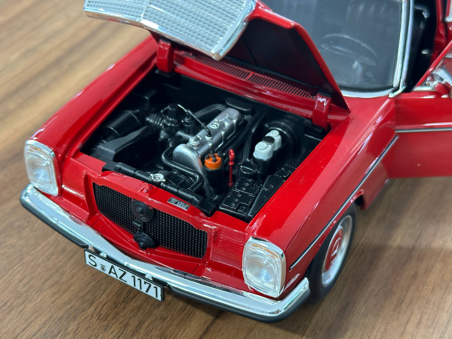 Norev Dealer Edition Mercedes-Benz 200 (W115) E-Class 1973 – Red – 1:18 Diecast Model (Full Opening)