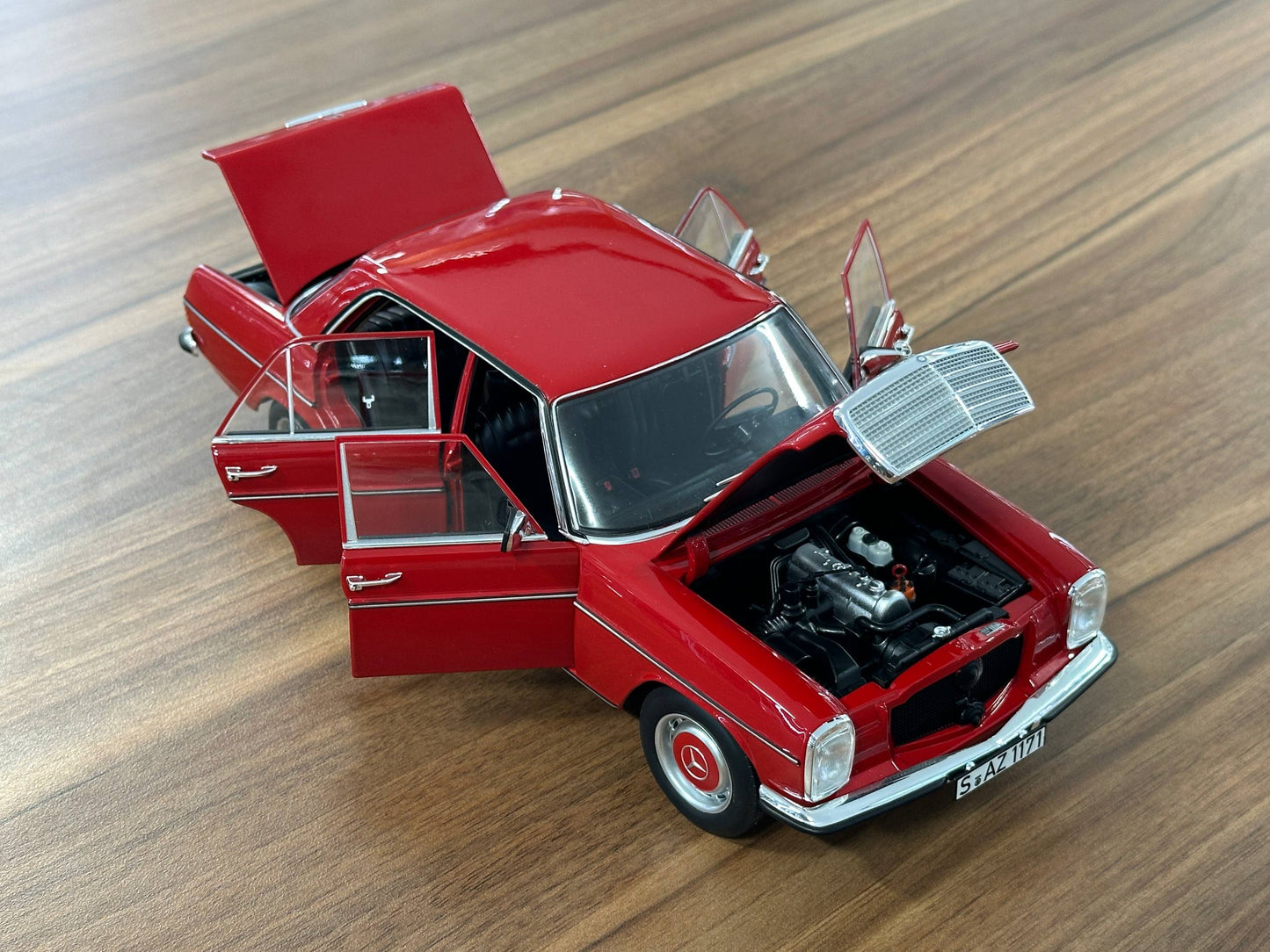 Norev Dealer Edition Mercedes-Benz 200 (W115) E-Class 1973 – Red – 1:18 Diecast Model (Full Opening)