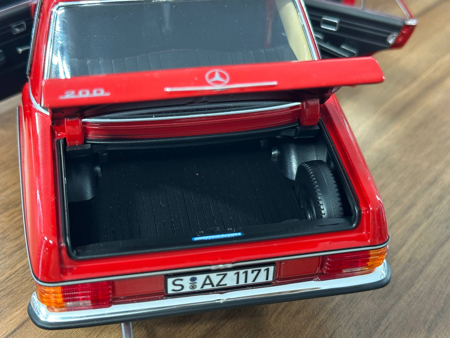 Norev Dealer Edition Mercedes-Benz 200 (W115) E-Class 1973 – Red – 1:18 Diecast Model (Full Opening)