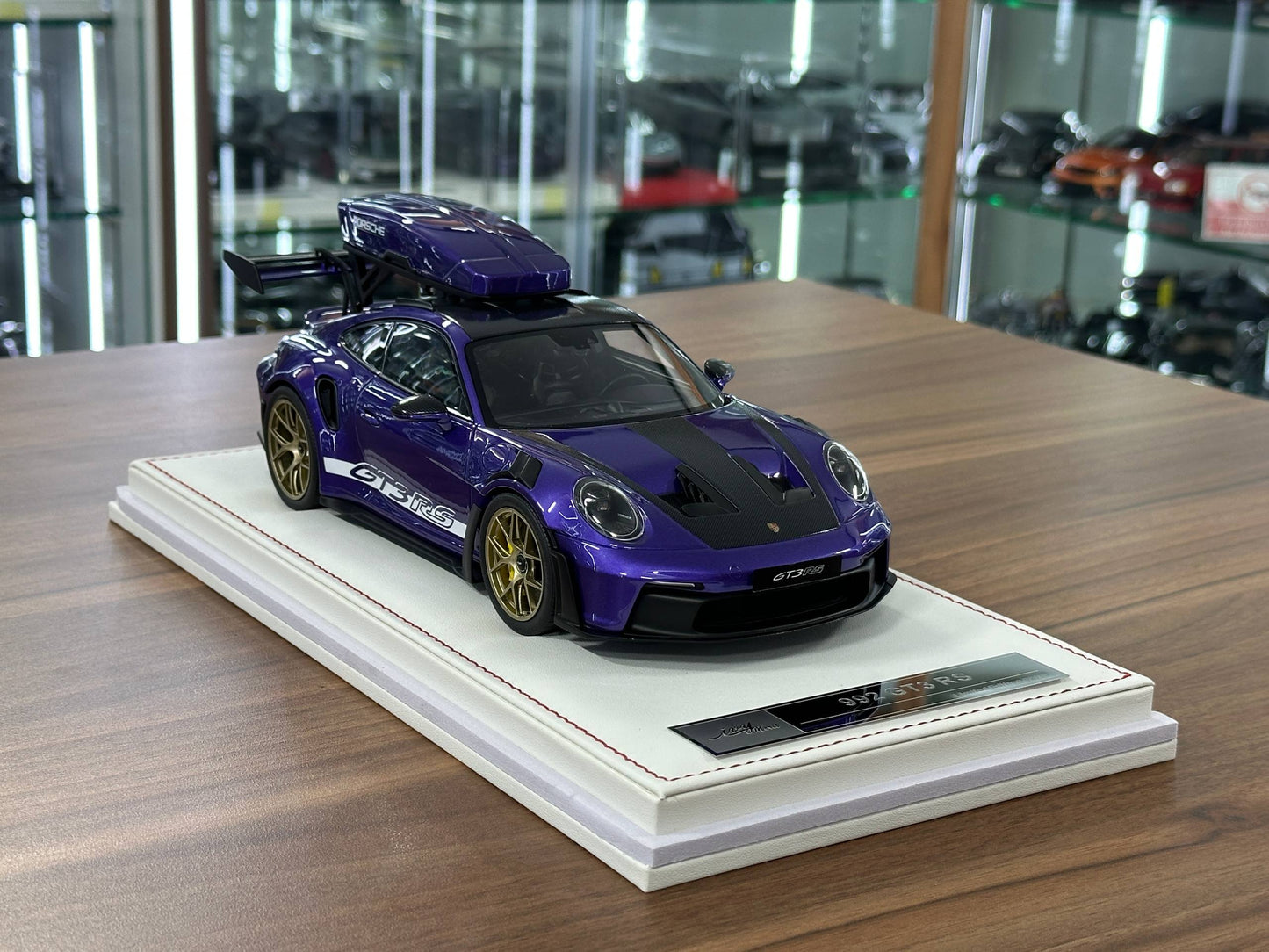 1/18 Resin Porsche 911 GT3 RS (992) – IVY Merit Models (Viola Purple Metallic, White Livery, Gold Wheels)