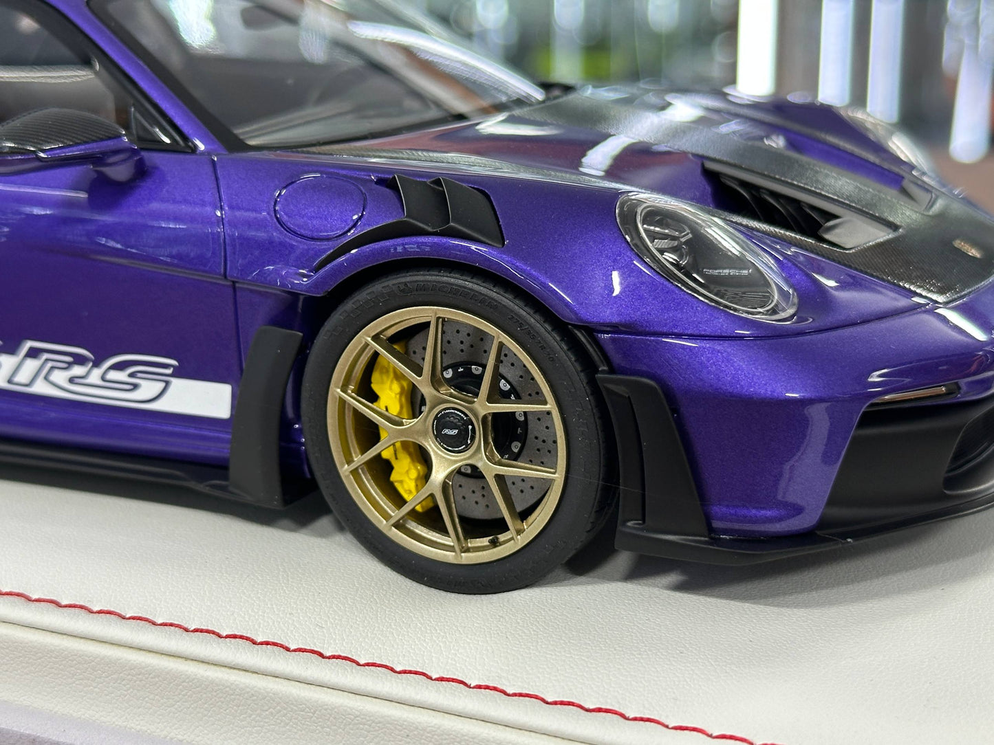 1/18 Resin Porsche 911 GT3 RS (992) – IVY Merit Models (Viola Purple Metallic, White Livery, Gold Wheels)