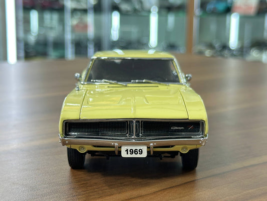1/24 Diecast Danbury Mint Dodge Charger R/T (1969) – Yellow – 1:24 Diecast Model (Limited Edition)
