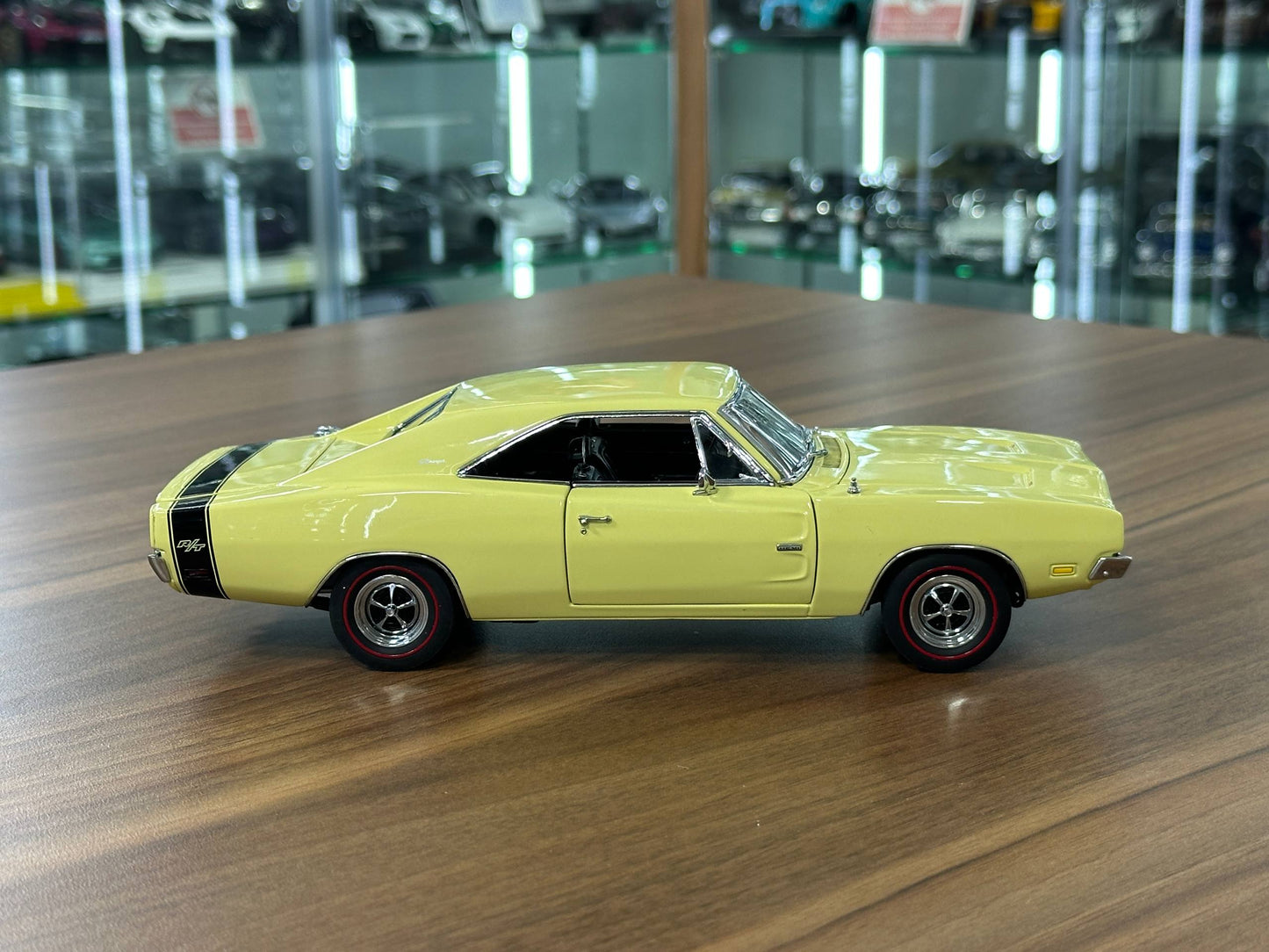 1/24 Diecast Danbury Mint Dodge Charger R/T (1969) – Yellow – 1:24 Diecast Model (Limited Edition)