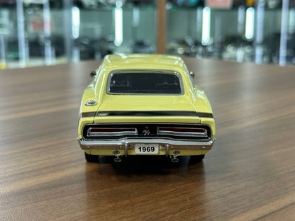 1/24 Diecast Danbury Mint Dodge Charger R/T (1969) – Yellow – 1:24 Diecast Model (Limited Edition)