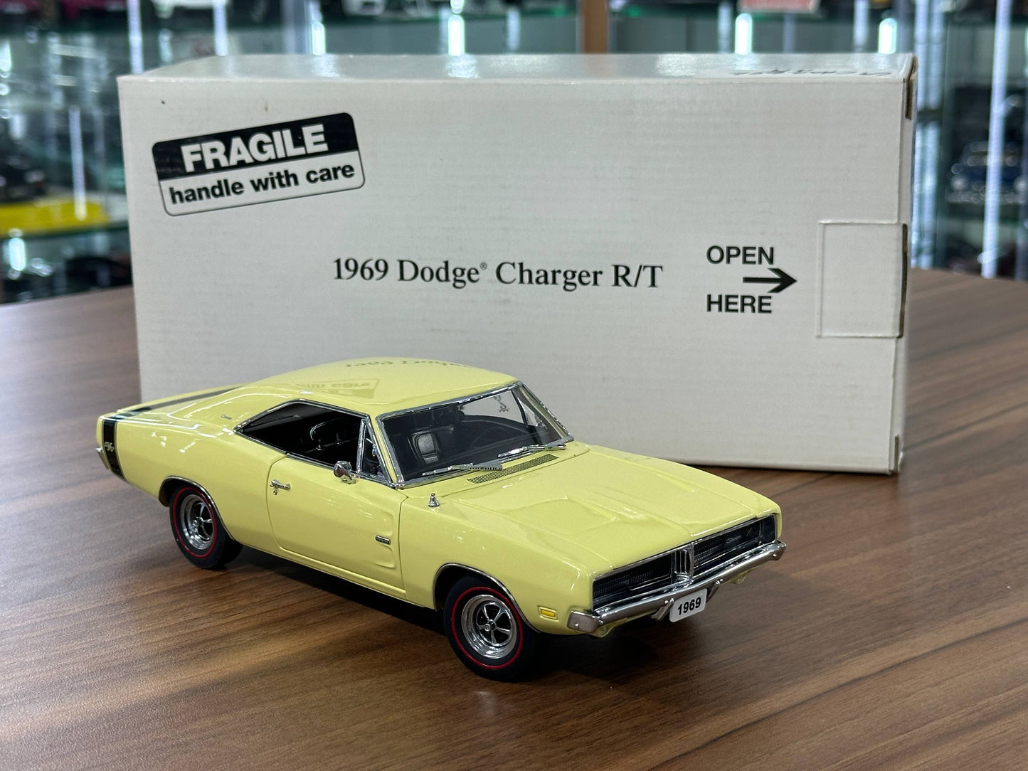 1/24 Diecast Danbury Mint Dodge Charger R/T (1969) – Yellow – 1:24 Diecast Model (Limited Edition)