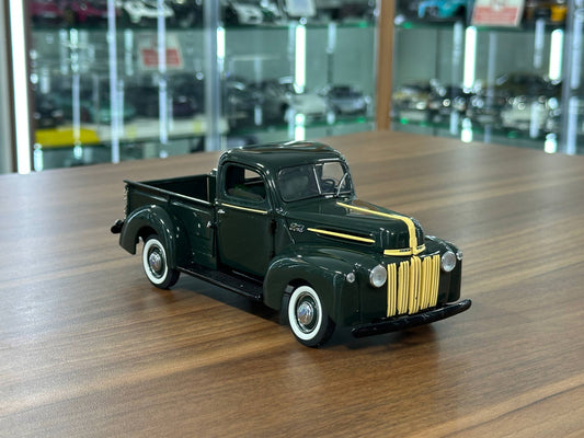1/24 Diecast Danbury Mint Ford Pickup (1942) – Dark Green (Full Opening, Limited Edition)