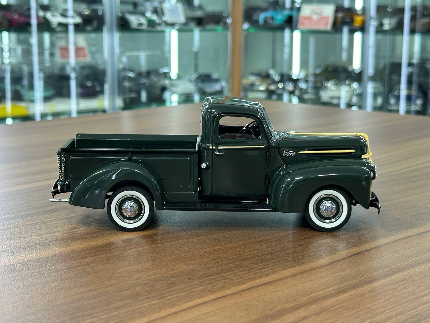 1/24 Diecast Danbury Mint Ford Pickup (1942) – Dark Green (Full Opening, Limited Edition)