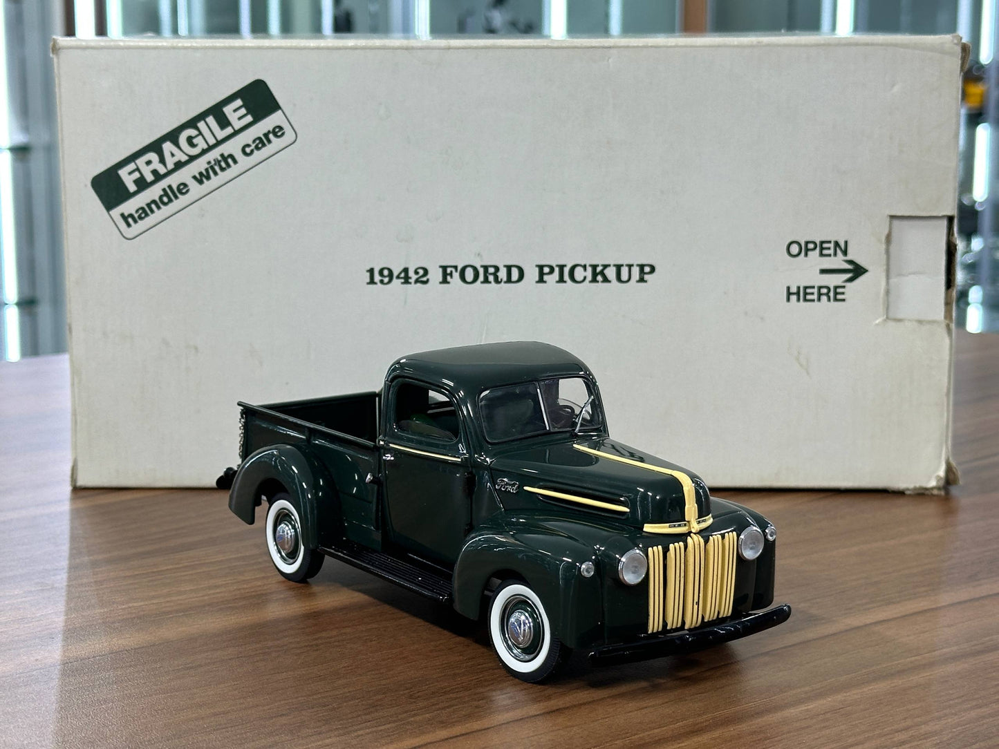1/24 Diecast Danbury Mint Ford Pickup (1942) – Dark Green (Full Opening, Limited Edition)