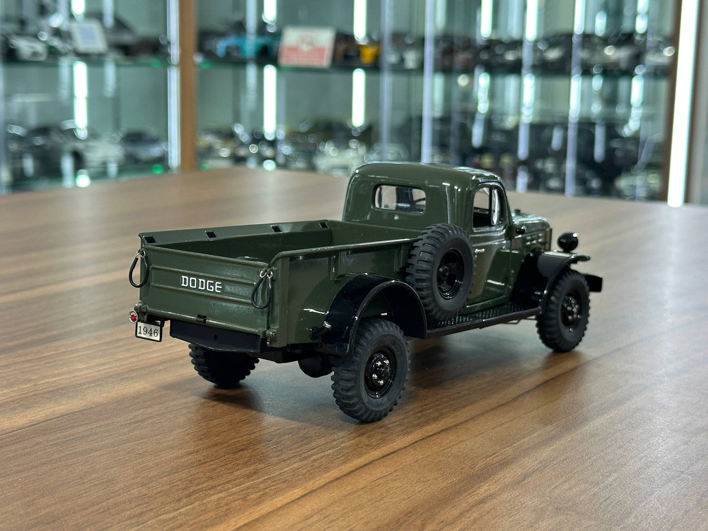 1/24 Diecast Dodge Power Wagon Pickup Truck 1946 – Army Green – Danbury Mint Limited Edition