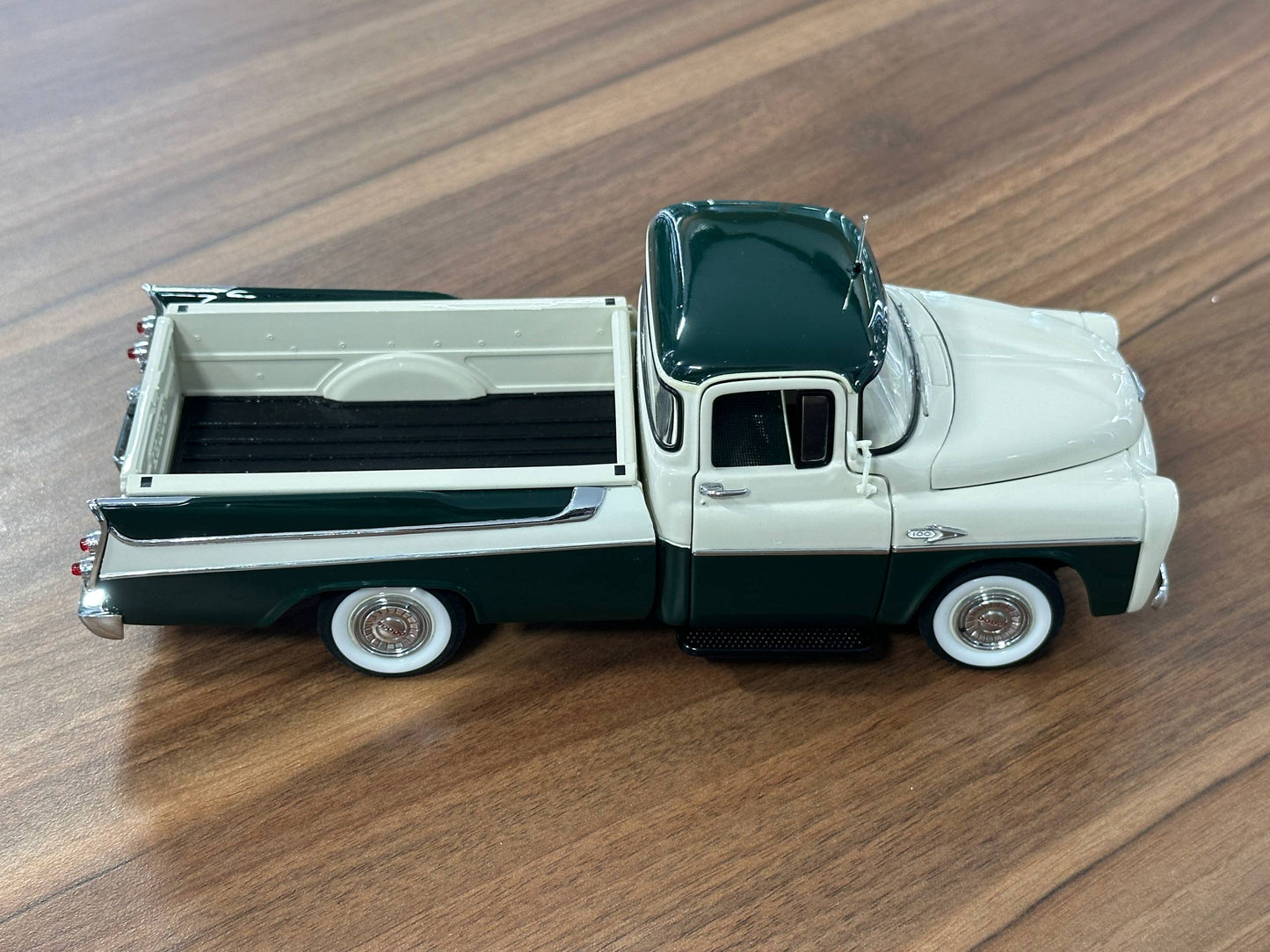 1/24 Diecast Danbury Mint Dodge Sweptside D100 Pickup Truck (1957) – Green & Beige –  Limited Edition