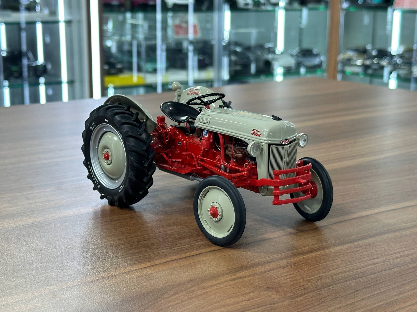 1/24 Diecast Danbury Mint Ford 8N Tractor (1952) – Red – Limited Edition