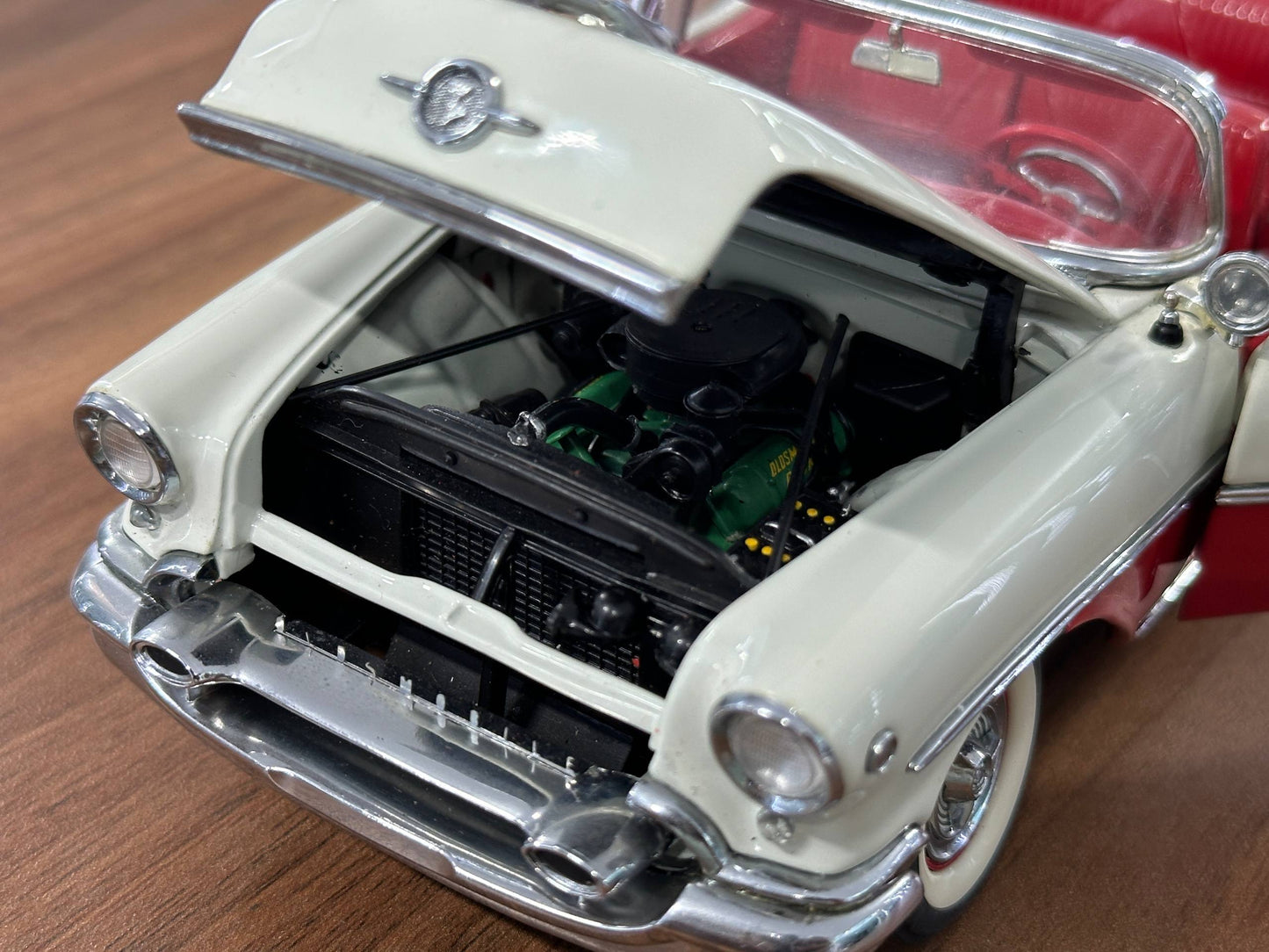 1/24 Diecast  Danbury Mint Oldsmobile Super Eighty?Eight Convertible (1955) – Red & White  Limited Edition