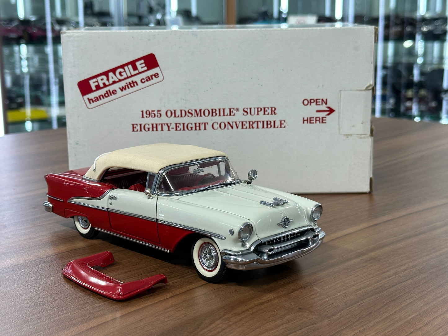 1/24 Diecast  Danbury Mint Oldsmobile Super Eighty?Eight Convertible (1955) – Red & White  Limited Edition