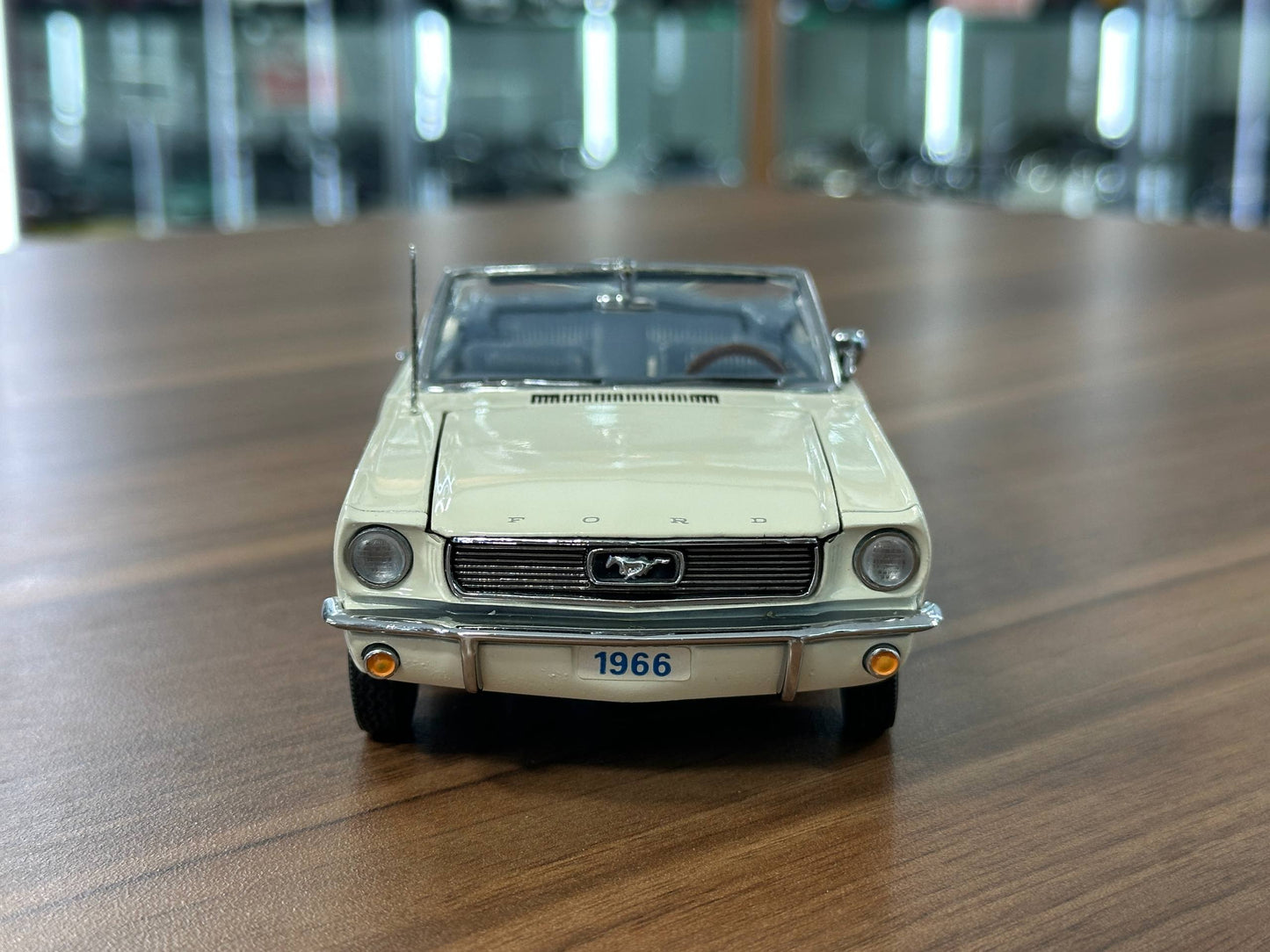 Ford Mustang Convertible 1966 1:24 Diecast – White – Danbury Mint Limited Edition